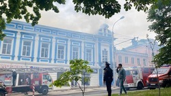 Пожар на площади 100 кв. м тушат в административном здании в центре Ставрополя