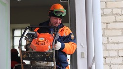 Спасатели в Ставрополе восемь часов откачивали воду из подвала жилого дома