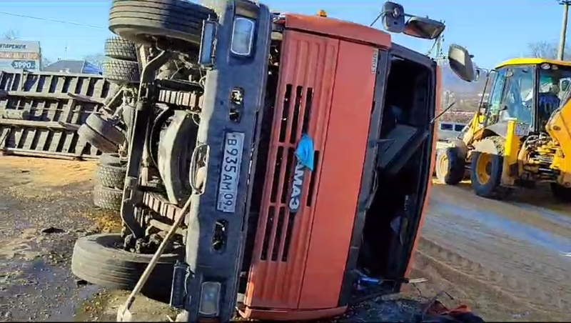 Груженный кукурузой КамАЗ опрокинулся на проспекте Калинина в Пятигорске