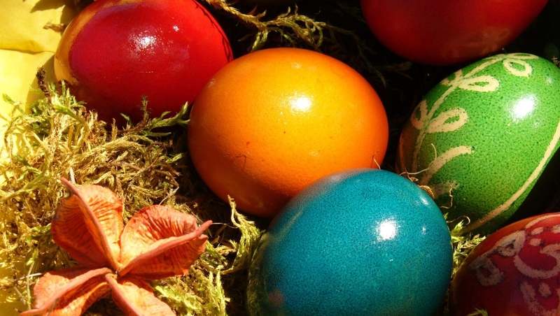 Россиянам рекомендуют использовать натуральные красители для яиц на Пасху