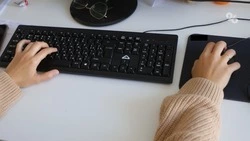 Работница банка в Ипатове открывала карты на клиентов для выполнения плана