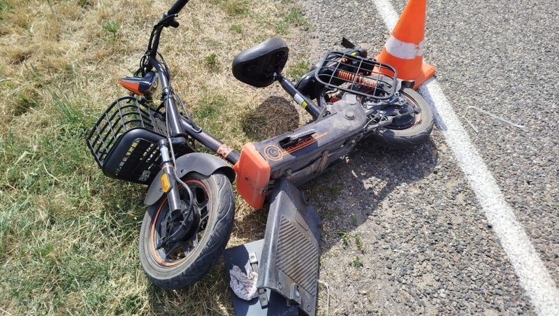 В Степновском округе легковой автомобиль сбил подростка на электросамокате