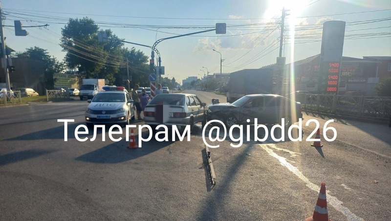Водитель легковушки получил травмы головы и уха в ДТП в Ставрополе