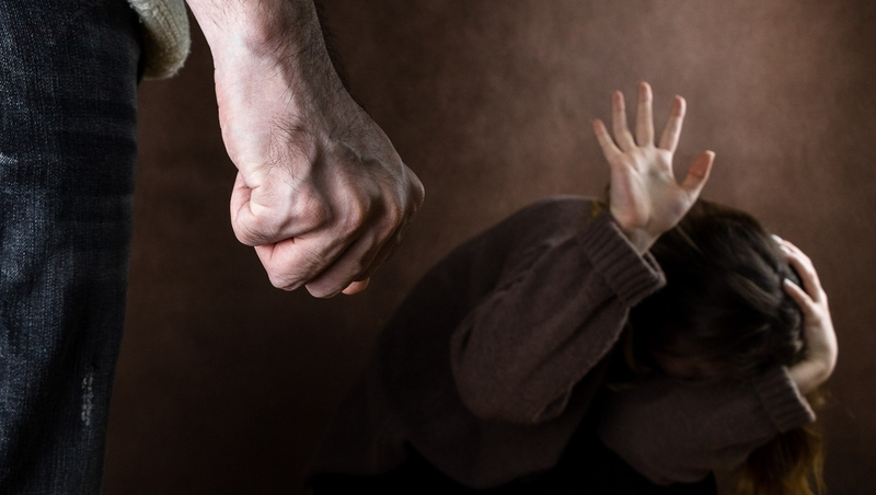 Мужчина избил молодую мать с младенцем из-за откровенного платья в Дагестане