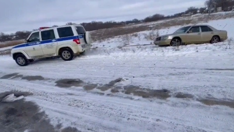 Автоинспекторы помогли водителям выбраться из снега в Туркменском округе