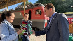 Глава Кисловодска с розами и нарзаном встречал прибывающих на ж/д вокзале в День города