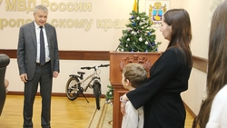 Начальник краевого ГУ МВД подарил семилетнему ставропольцу велосипед и ролики