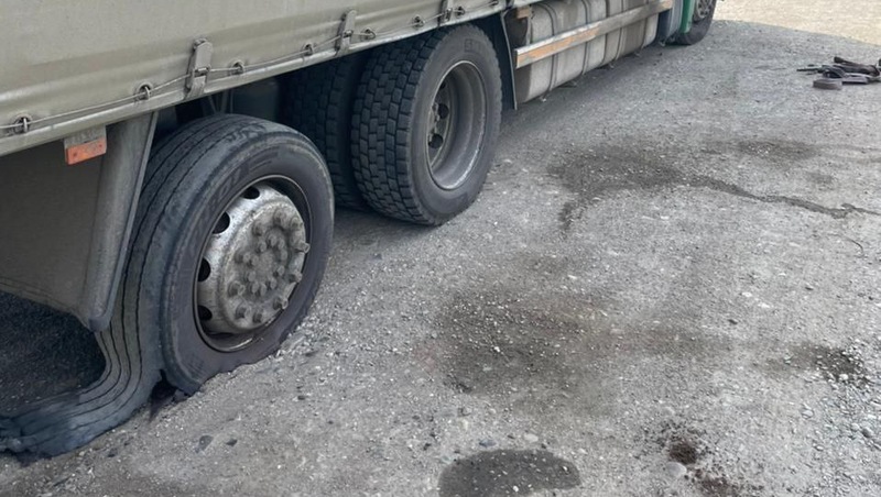 Автоинспекторы Ставрополья помогли турецкому дальнобойщику заменить пробитое колесо