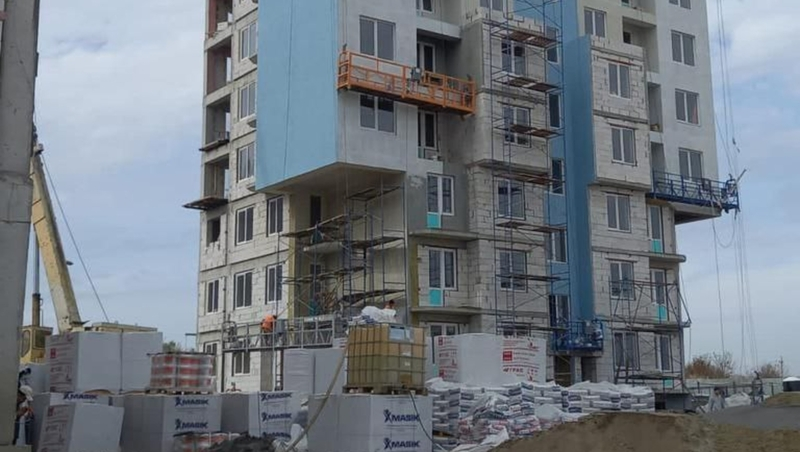 К отделке фасадов двух домов для переселенцев из ветхого жилья приступили в Минводах