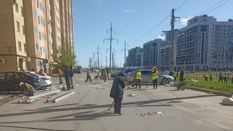 В Ставрополе убирают территорию по соседству с домом, пострадавшим от взрыва 