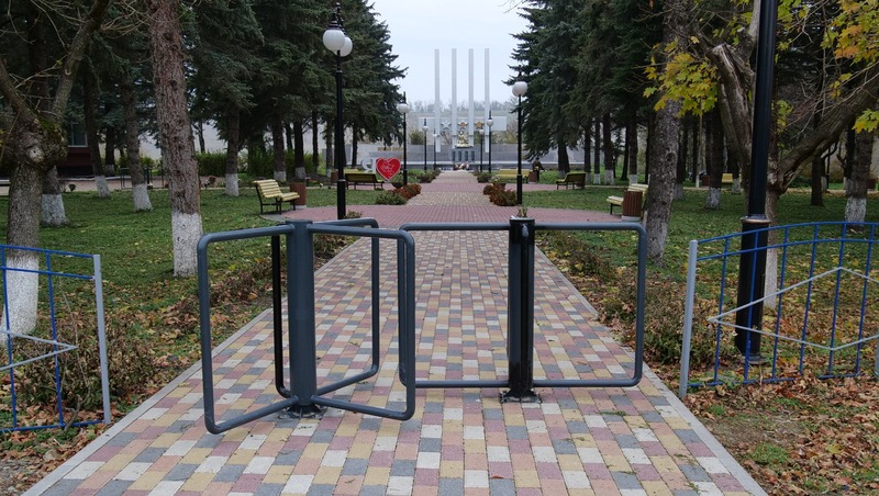 Детскую площадку и сквер благоустраивают в ставропольском селе благодаря губернаторской программе