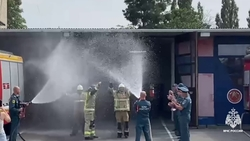 Трёх пожарных проводили на пенсию в Невинномысске по традициям МЧС