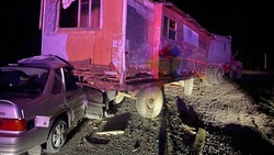 Водитель легковушки погиб в Грачёвском округе после столкновения с прицепом грузовика