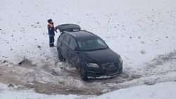 Съехавшие в кювет из-за скользких дорог автомобили помогли достать спасатели Ставрополья 