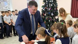 Ставропольская делегация передала детям Антрацита новогодние подарки
