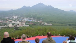 Губернатор Владимир Владимиров спел гимн страны и развернул российский флаг на горе Машук в Пятигорске