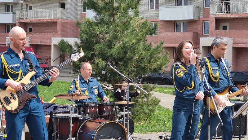 Сотрудники МЧС выступили с концертом для жителей ЖК в Ставрополе
