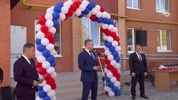 Губернатор Владимир Владимиров вручил ключи новосёлам в Пятигорске
