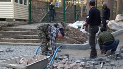 Строители устраняют недочёты и кладут плитку на проспекте Ленина в Кисловодске  