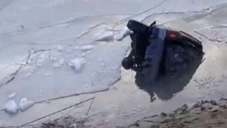 Машину с мёртвым мужчиной достали спасатели из-подо льда в Арзгирском округе