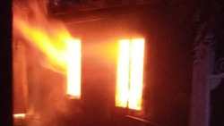 Жилой дом загорелся в селе на Ставрополье — пострадавших нет