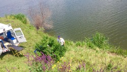 Мотоциклист-бесправник свалился в озеро в Новоалександровском округе