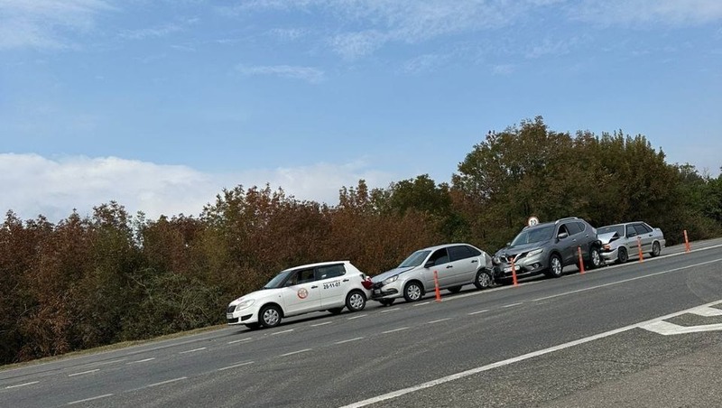 Четыре автомобиля столкнулись на пути к аэропорту Ставрополя 