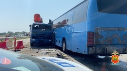 Водитель междугороднего автобуса скончался в ДТП на трассе «Кавказ»