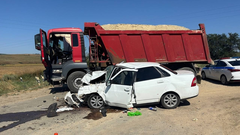 При столкновении грузовика с легковушкой на Ставрополье погиб 34-летний мужчина