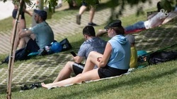 Стоит отказаться от синтетики летом для здоровья кожи — российский врач