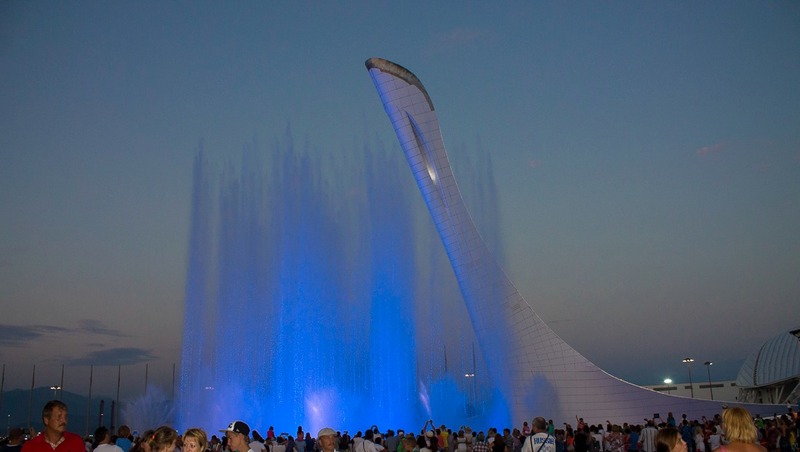 Сочи ставропольский край. Олимпийский фонтан Сочи. Фонтан в Олимпийском парке. Поющие фонтаны в Адлере. Сочи фонтан с дельфинами.