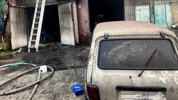 При пожаре в Ставрополе сгорели два мотоцикла, три автомобиля и мопед 