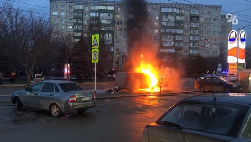 Горящий минивэн потушили на проспекте Юности в Ставрополе