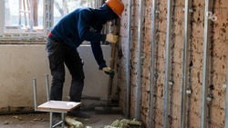 Строители приступили к внутренней отделке спортзала и мастерской школы в Петровском округе