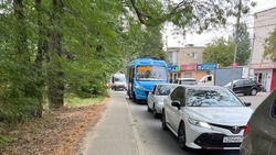 Застройка и увеличившийся автомобильный поток затрудняют работу городского транспорта на улице Чапаева в Ставрополе