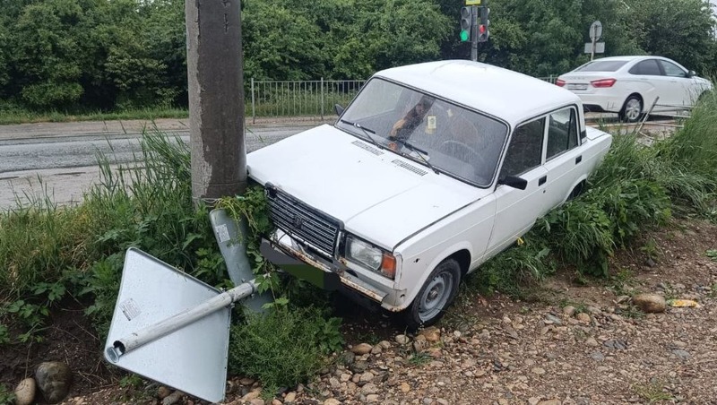 На Ставрополье водитель легковушки сбил школьницу, перебегавшую дорогу на красный свет