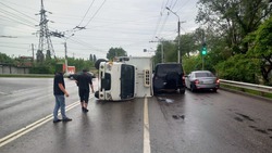 Грузовик опрокинулся и задел внедорожник в Ставрополе