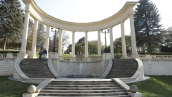 Фигуристы Александра Трусова и Марк Кондратюк посетили зооприют в Кисловодске