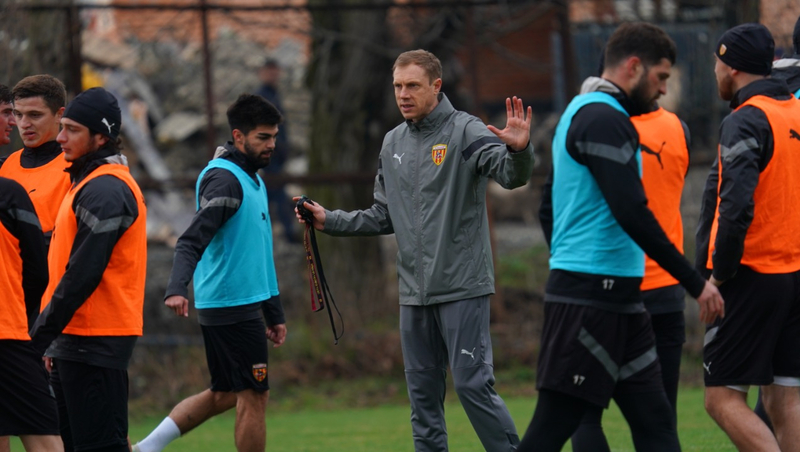 Владикавказский футбольный клуб «Алания» расстался со ставропольским наставником Олегом Василенко