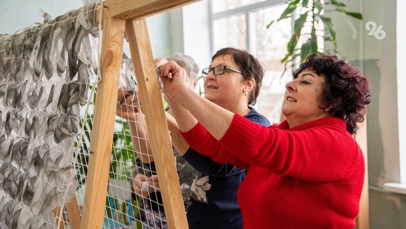 «Золотые паучихи» и пожелания от детей: как жители Труновского округа помогают бойцам СВО