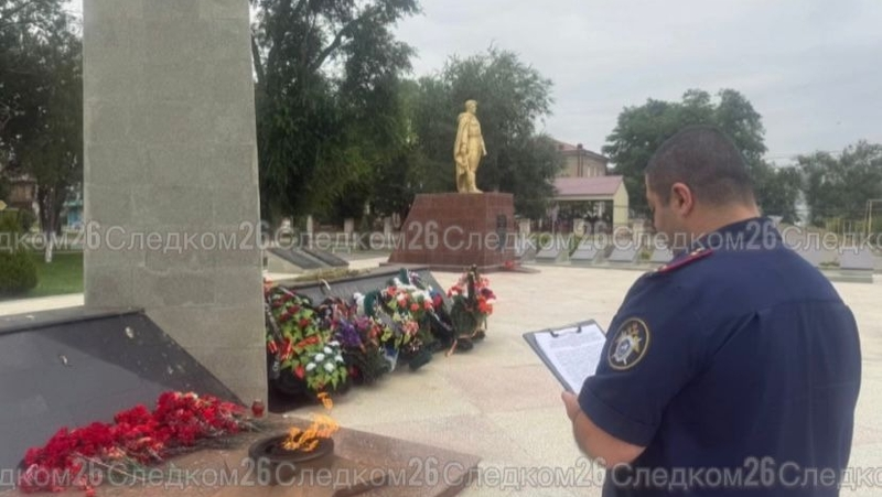 Двоих мужчин осудили за осквернение мемориала в Курском округе