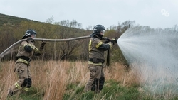 Сильные порывы ветра снова раздули пожар на склоне горы возле Тырныауза 