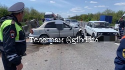 Водитель легковушки погиб на трассе Ставрополья при столкновении с бетонным ограждением 