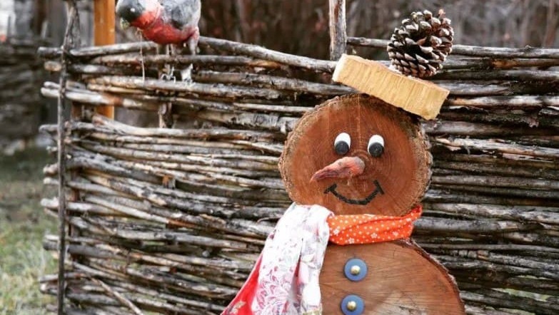 В пятигорском музее Лермонтова установили «снеговиков» из дерева