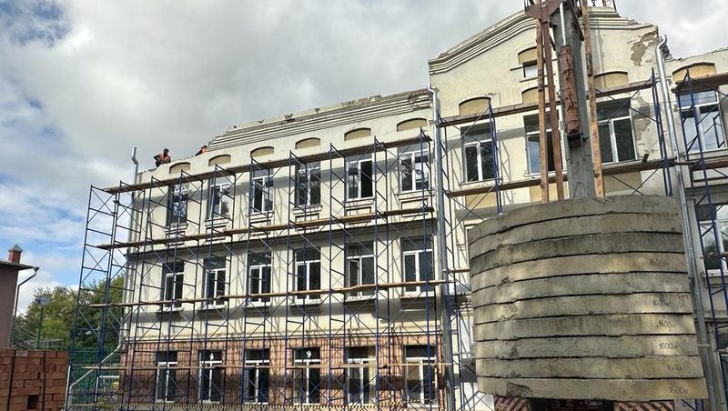 В кисловодской школе №1 меняют кровлю и реставрируют фасад