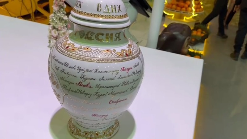 Мэр Кисловодска вручил гендиректору выставки «Россия» фарфоровую вазу
