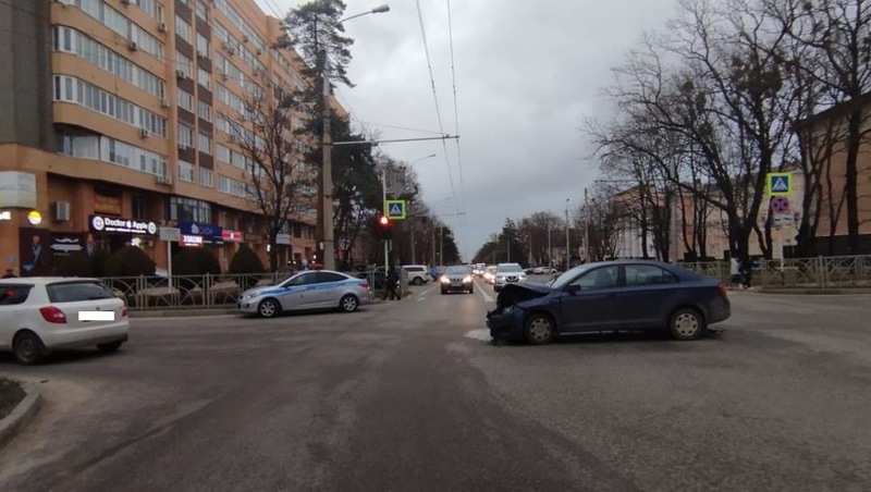 Пожилая женщина пострадала при столкновении двух иномарок в Ставрополе