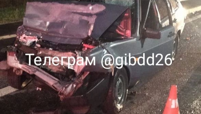 Водитель легковушки получил травму таза и ключицы в ДТП с грузовиком на Ставрополье 