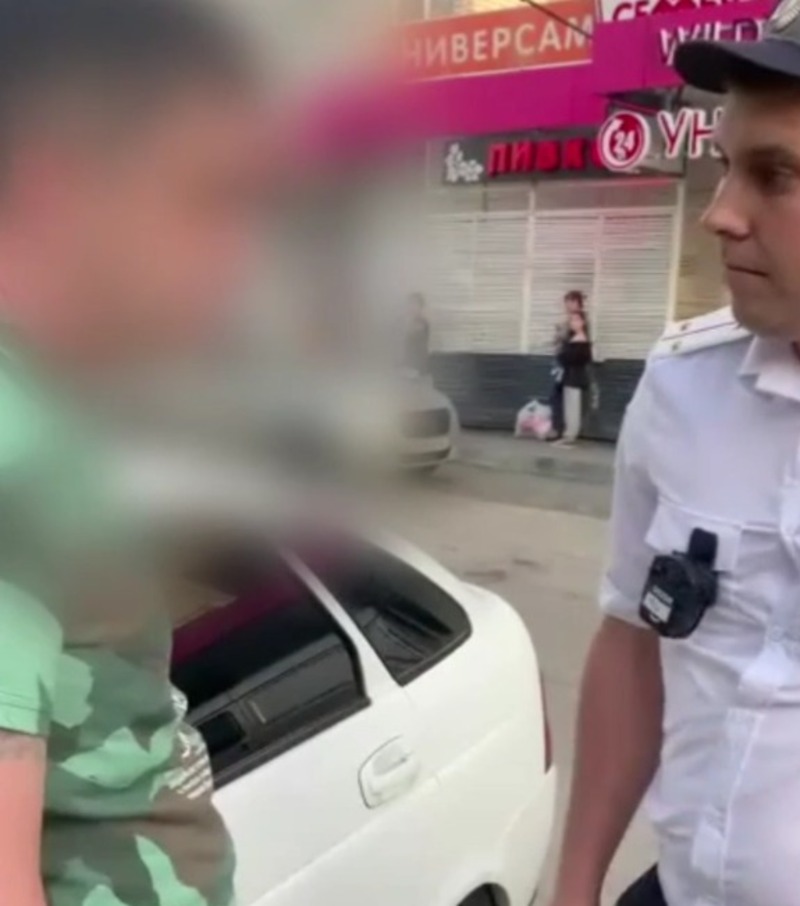 Заснувшего посреди дороги водителя задержали полицейские в Ставрополе