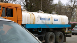 Четыре машины подвозят воду в Ессентуках после аварии на водоводе КЧР